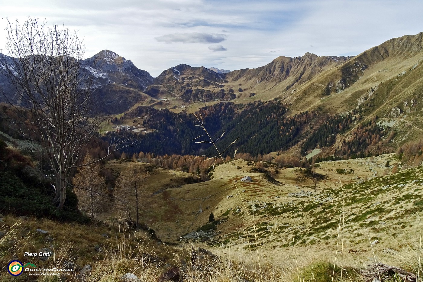 49 Vista sulla Baita del Buco e verso San Simone .JPG -                                